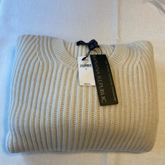 Banana Republic cropped chunky merino cashmere sweater. - Picture 9 of 11